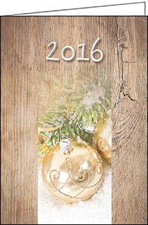 Weihnachtskarte, Weihnachtskugel in gold auf Holz